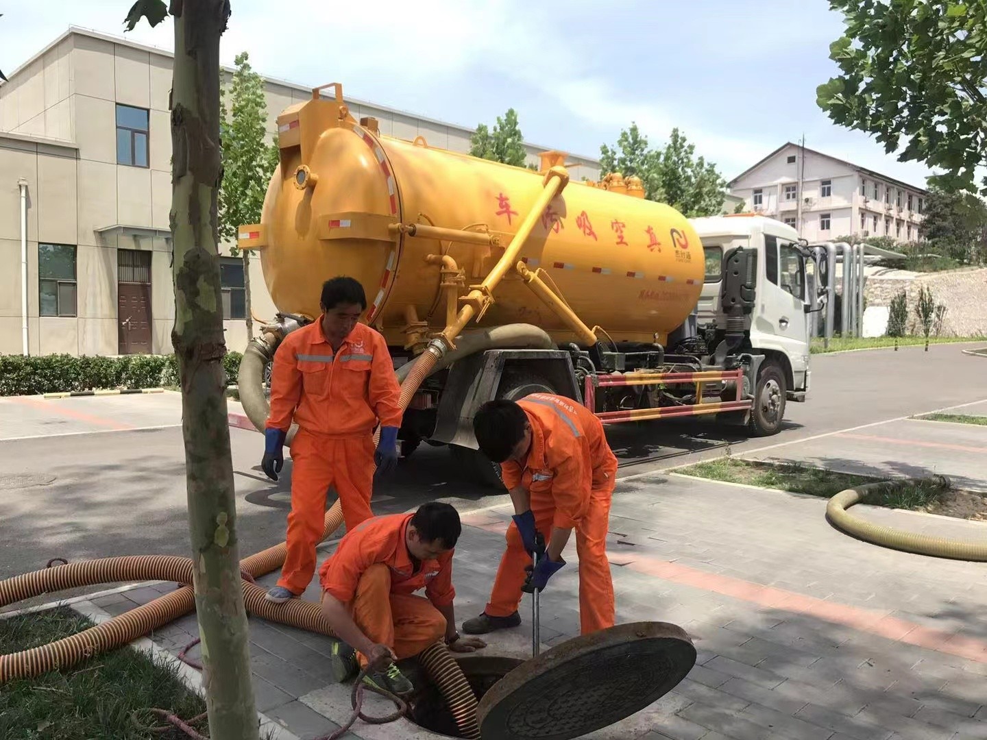 九龙坡化粪池清理与5-8吨吸粪车施工效率分析